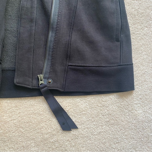 SALE💋 Lululemon Versa Vest - Picture 5 of 6